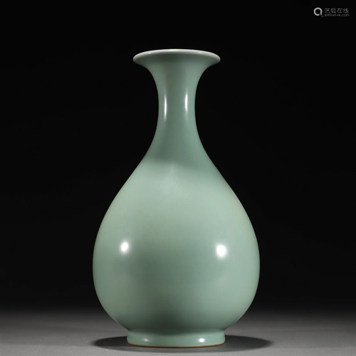 A Chinese Longquan Celadon Glazed Vase Yuhuchunping