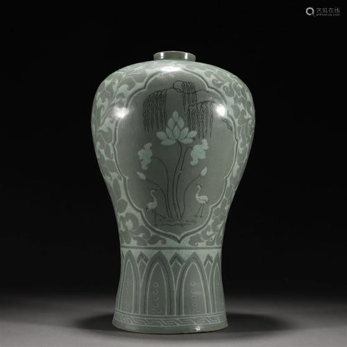 A Korean Glazed Celadon Vase Meiping