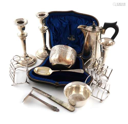 A mixed lot of silver items, various dates and makers, compr...