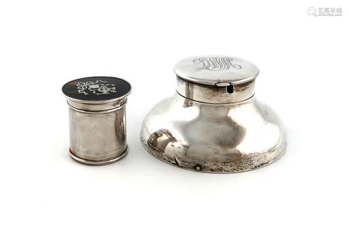 λAn Edwardian silver capstan inkwell, by Saunders and Shephe...