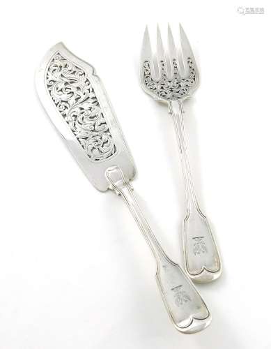 A pair of Victorian silver Fiddle and Thread pattern fish se...