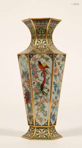 Hexagonale Cloisonne-Vase.