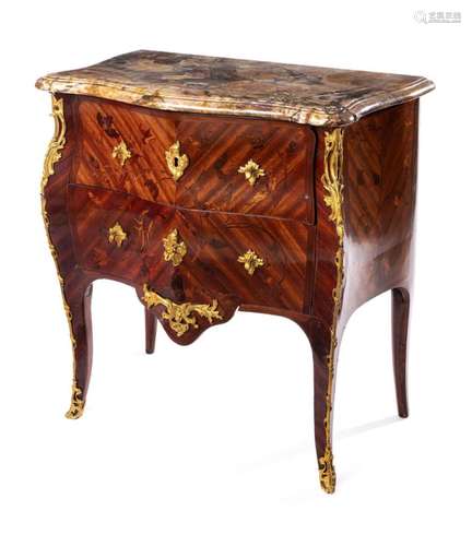 Commode de forme chantournée en placage de bois pr…