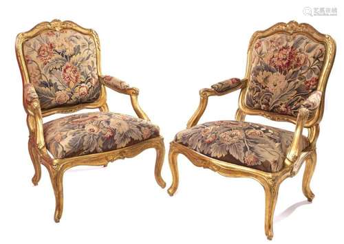 Paire de fauteuils en bois sculpté et redoré, doss…