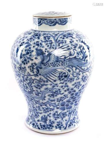 CHINE. Vase en porcelaine bleu blanc. A décor de p…