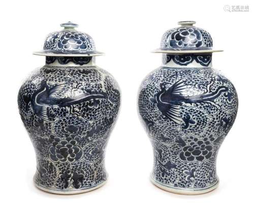 CHINE. Deux vases couverts en porcelaine bleu blan…