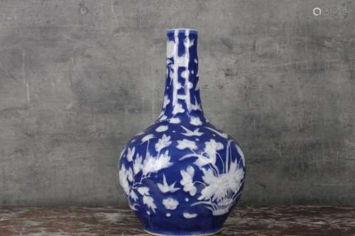 CHINE. Vase en porcelaine blanc bleu à long col à …