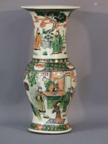 CHINE. Vase balustre en porcelaine famille verte, …