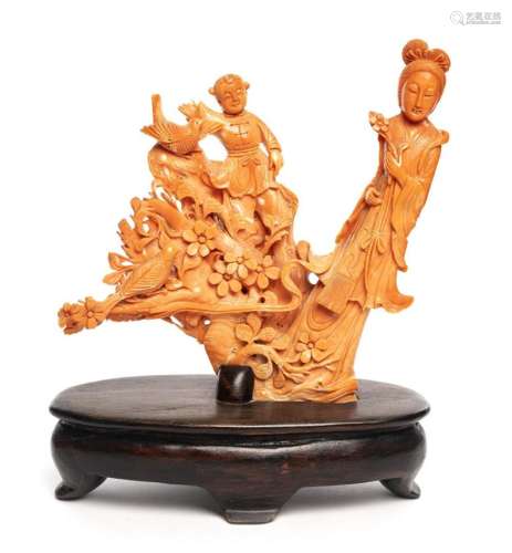 CHINE. Groupe en corail sculpté, représentant une …