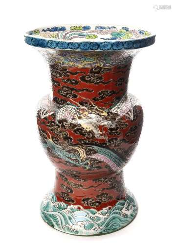 JAPON. Vase en porcelaine polychrome. La partie ce…