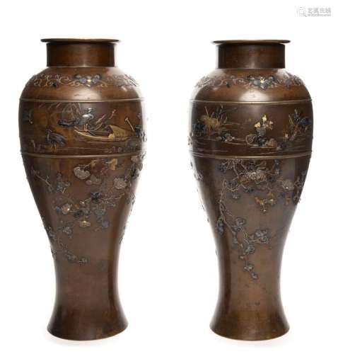 JAPON. Paire de vases en bronze incrusté d'or, d'a…