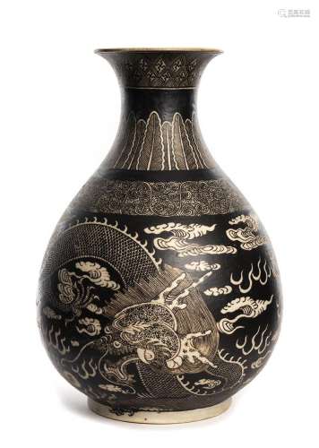 CHINE. Vase yuhuchunping à glaçure noire. A décor …
