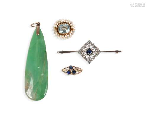 A small quantity of jewellery, including a jade drop pendant...