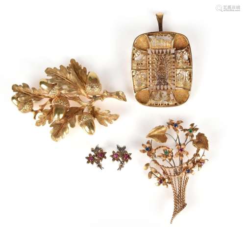 A small quantity of jewellery, the gold oak brooch realistic...
