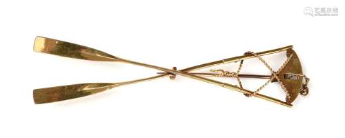 A gold novelty brooch designed as a pair of oars, 2cm long