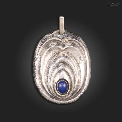 A gem-set silver pendant, set with a lapis lazuli cabochon i...