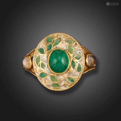 An Arts & Crafts emerald-set gold ring, the oval ring ce...