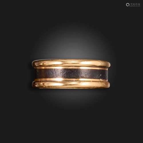 A Victorian gold mourning ring, with a central band of black...