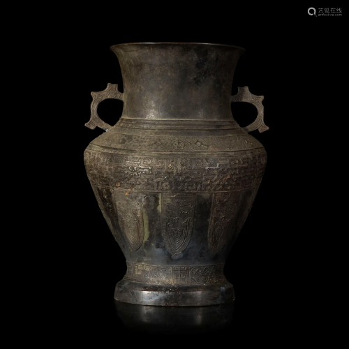 A large patinated bronze archaistic vase 仿古铜制大花瓶