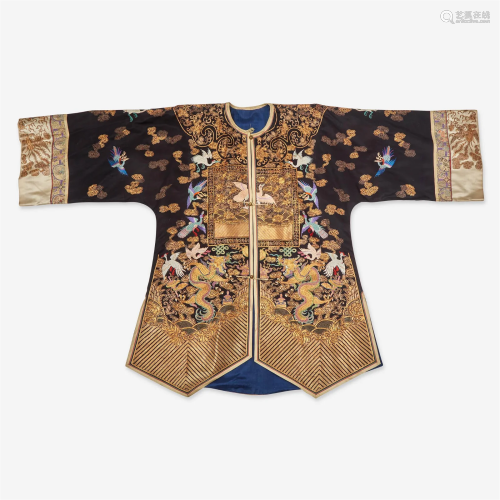 A Chinese finely-embroidered lady's surcoat 刺绣女史外套...