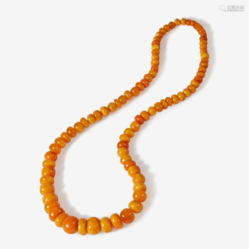 A Tibetan amber bead necklace 蜜蜡项链一串 Comprising 85