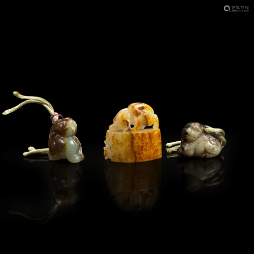 Three small Chinese jade carvings 玉器小件一组三件