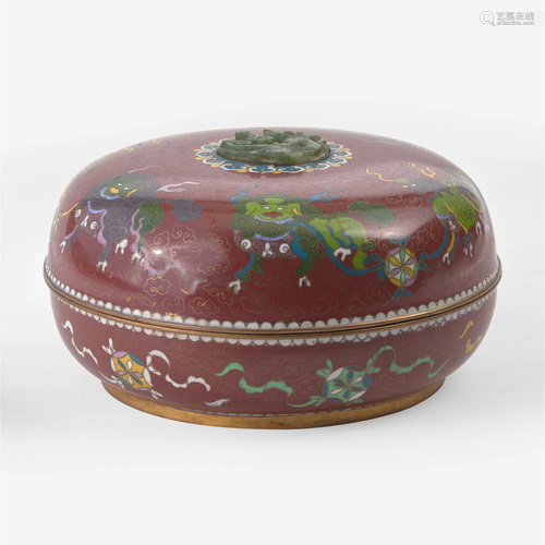 A Chinese jade-embellished cloisonné box 翠玉嵌掐丝珐