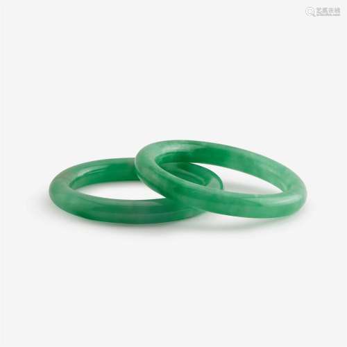 Two jadeite circular bangles 翡翠圆条镯一组两件
