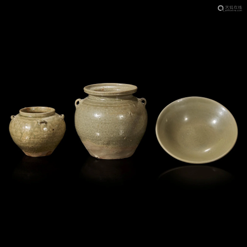 Two Chinese Yue celadon-glazed stoneware jars and a bowl 越窑...