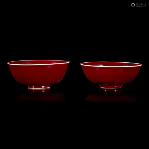 A near pair of Chinese copper-red glazed porcelain bowls 釉里...