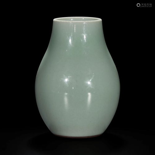 A small Chinese celadon-glazed oviform vase 粉青釉觯一件
