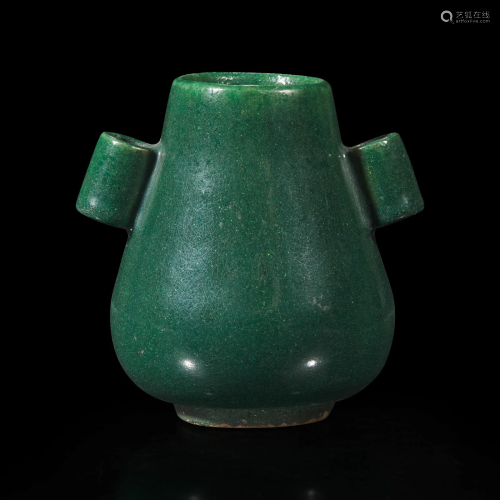 A small Chinese green-glazed Hu-form vase 袖珍绿釉壶式瓶