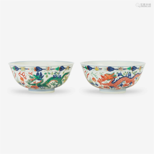 A pair of Chinese wucai "Dragon and Phoenix" bowls...