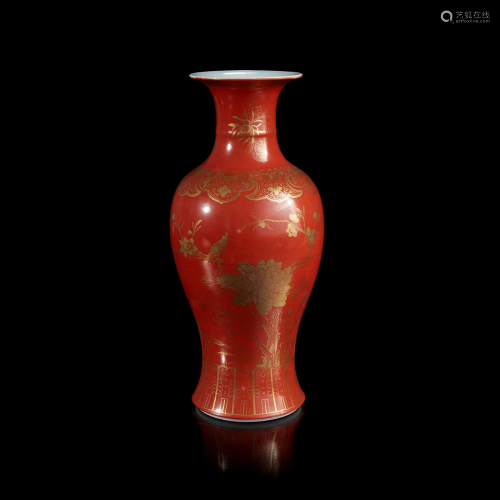 A Chinese coral-ground gilt-decorated baluster vase 珊瑚红地...