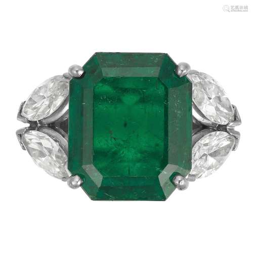 EMERALD AND DIAMOND RING