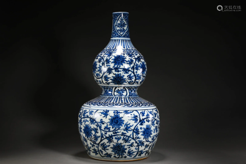 Lotus gourd bottle with blue and white twigs in Ming Dynasty