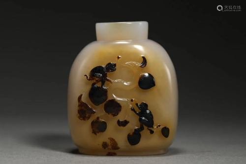 Skillfully carved agate cigarette kettles in the Qing Dynast...