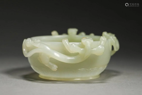 White jade dragon brush wash in Qing Dynasty