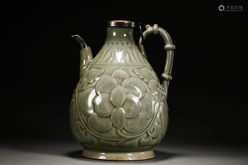 Celadon holding pot in Song Dynasty