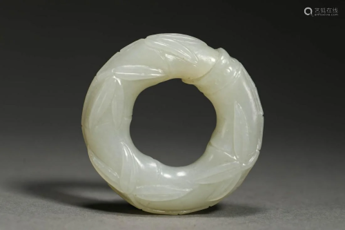 Bamboo knot white jade cassock ring of Ming Dynasty