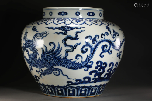 Blue and white dragon pattern pot of Ming Dynasty