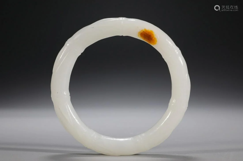 CHINESE HETIAN JADE BANGLE WITH CARVED 'BAMBOO'
