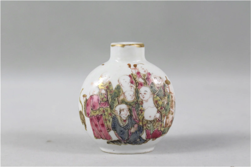 A Chinese Famille Rose Porcelain Snuff Bottle