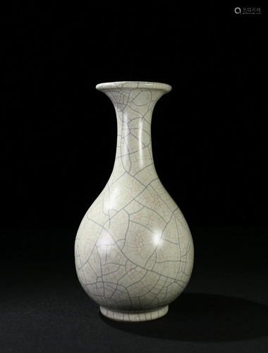 A Chinese Ge Type Porcelain Vase