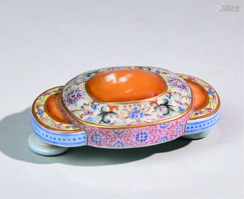 A Chinese Famille Rose Porcelain Belt Hook