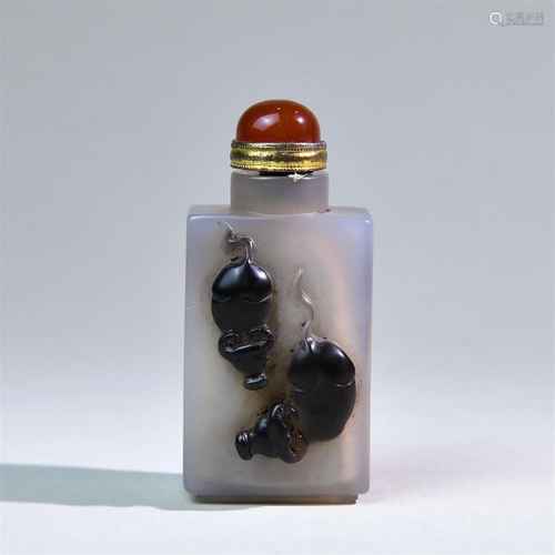 A Chinese Carved Agate Snuff Bottle with Lid