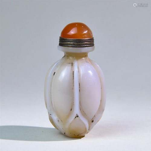 A Chinese Carved Agate Snuff Bottle