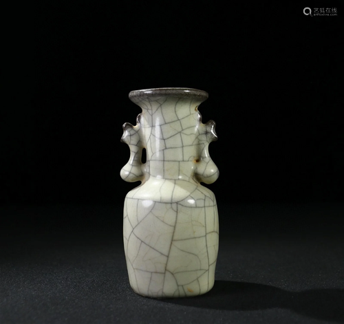 A Chinese Ge Type Porcelain Vase