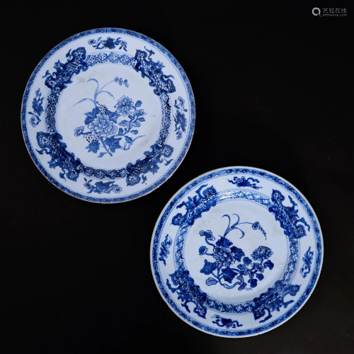 A pair of underglaze blue plates in the Kangxi period of the...