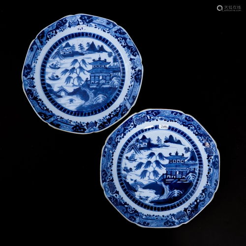 A pair of underglaze blue plates in Qing Dynasty